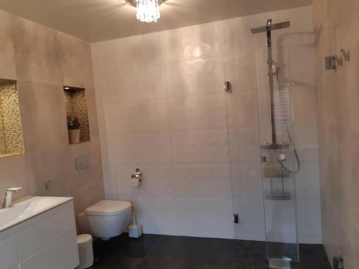 Lyxigt Rum Med Eget/Badrum Med Spa Kaensla Jönköping Zewnętrze zdjęcie
